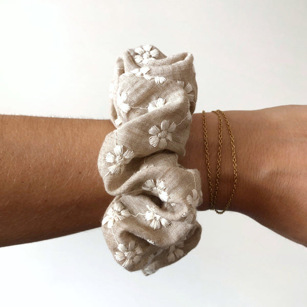 Chouchou scrunchie avec broderie