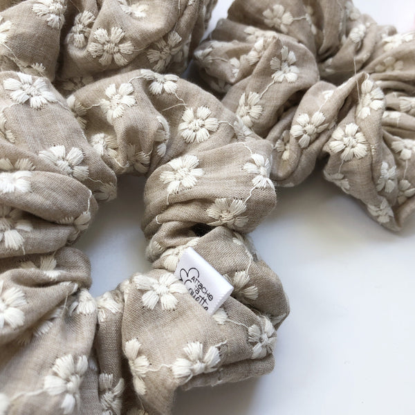 Chouchou large avec broderie scrunchie fait main au québec
