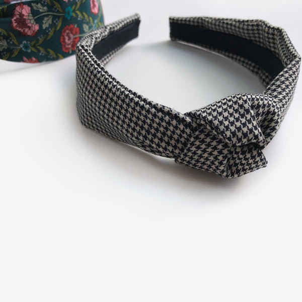 Passe pour cheveux Pied-de-poule ou Fleurs fond Vert