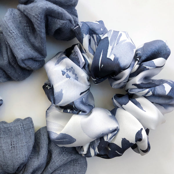 Chouchou scrunchie en satin avec fleurs bleues ou uni texturé léger et fluffy
