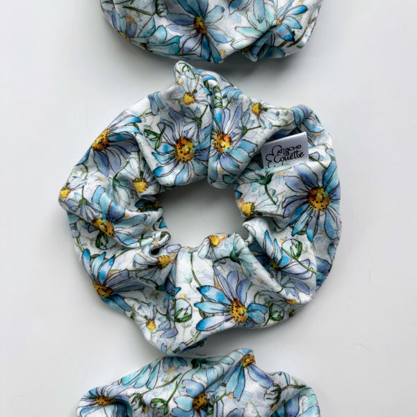 Chouchou scrunchie fleurs marguerites bleues