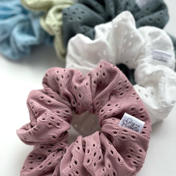 Chouchou scrunchie en polyester extensible brodé fleur 